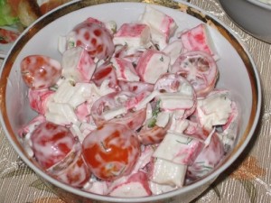 Салат крабовые палочки, помидоры и сыр